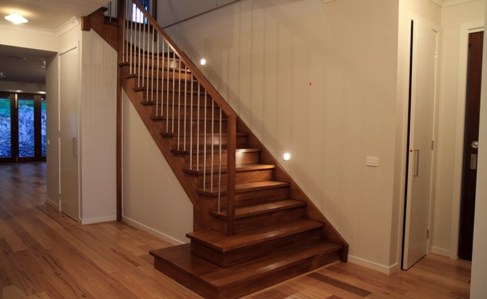 Cầu thang gỗ lim