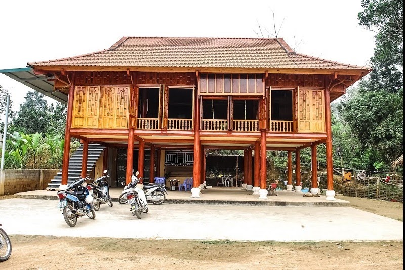 Nhà sàn gỗ 2 tầng